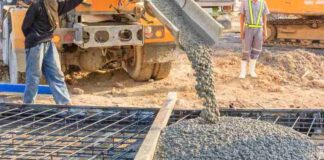 5 simple Steps for Choosing the Right Concrete Contractor Concrete pouring during commercial concreting floors building