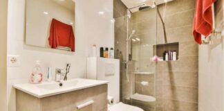 Creating a Stunning Small Bathroom: 10 Tips for a Successful Remodel